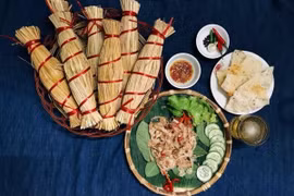 Đặc sản gói rơm khô giòn sần sật, món ngon lạ miệng của miền đất võ