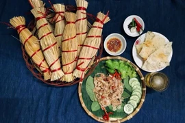 Đặc sản gói rơm khô giòn sần sật, món ngon lạ miệng của miền đất võ