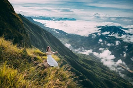 Đây cũng là thời điểm các nhiếp ảnh gia và dân phượt ưa thích, bởi ánh sáng ban mai xuyên qua lớp mây, phủ lên những ngọn núi tạo nên cảnh tượng cực kỳ ảo diệu. Ảnh Ger Hang