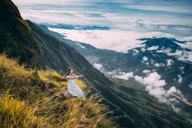 Đây cũng là thời điểm các nhiếp ảnh gia và dân phượt ưa thích, bởi ánh sáng ban mai xuyên qua lớp mây, phủ lên những ngọn núi tạo nên cảnh tượng cực kỳ ảo diệu. Ảnh Ger Hang