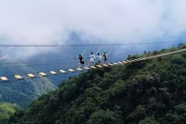 Cầu kính Rồng Mây hút khách với loạt trải nghiệm mạo hiểm