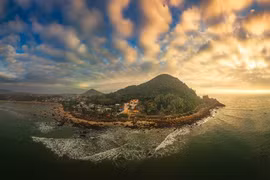 Hiện nay, dù vẫn chưa phát triển du lịch quy mô lớn, nhưng làng chài Tân Phụng bắt đầu có vài homestay do người dân địa phương làm chủ, phục vụ du khách theo kiểu “nhà trong làng”. Không có phòng sang trọng, điều hòa hay tiện nghi hiện đại, nhưng bù lại là tiếng sóng biển rì rào, gió biển mát lành và không khí trong lành, rất thích hợp cho các kỳ nghỉ dưỡng ngắn ngày. Ảnh Quan Nguyễn