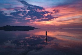 Ngắm biển "vô cực" đẹp như tranh vẽ ở Ninh Thuận