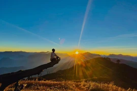 7 cung trekking mùa thu miền Bắc hút trekker với mây bồng bềnh, lúa chín vàng