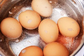 Luộc trứng kiểu này, không nứt vỏ, lòng đỏ chín tới, ăn là mê