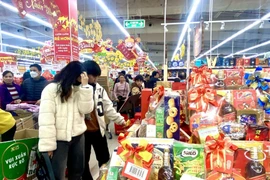 Giá cả 'leo thang', vợ chồng trẻ chật vật sắm Tết