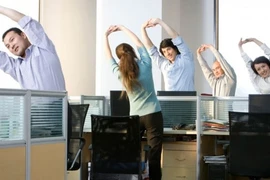 Giãn cơ ngắn mỗi ngày, 'liều thuốc' đơn giản cho cột sống của dân văn phòng