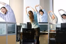 Giãn cơ ngắn mỗi ngày, 'liều thuốc' đơn giản cho cột sống của dân văn phòng