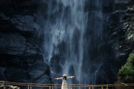 Háng Tề Chơ thác nước hoang sơ níu chân du khách ưa khám phá
