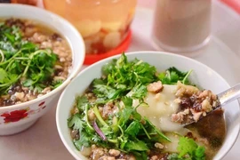 Từ chuyện ngọt sang mặn, bánh đúc nóng là món ăn khó quên. Chén bánh đúc dẻo mịn, chan nước chấm chua ngọt, rắc hành phi và thịt băm, chỉ cần húp một muỗng đã thấy ấm áp lan khắp cơ thể. Ảnh VinWonders