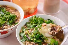 Từ chuyện ngọt sang mặn, bánh đúc nóng là món ăn khó quên. Chén bánh đúc dẻo mịn, chan nước chấm chua ngọt, rắc hành phi và thịt băm, chỉ cần húp một muỗng đã thấy ấm áp lan khắp cơ thể. Ảnh VinWonders