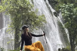 Đi bộ xuyên rừng, tắm thác Nậm Lúc mát lạnh giữa hè