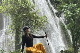 Đi bộ xuyên rừng, tắm thác Nậm Lúc mát lạnh giữa hè