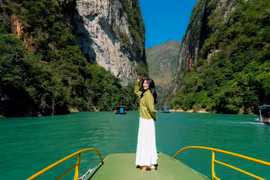 Du ngoạn sông Nho Quế kỳ quan xanh giữa cao nguyên đá