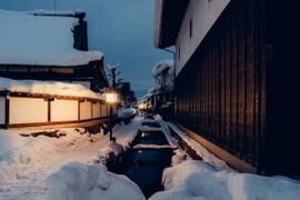 Thị trấn này còn được nhiều người biết đến khi trở thành nguồn cảm hứng cho bối cảnh trong bộ phim hoạt hình nổi tiếng “Your Name”. Ga Furukawa hay đền Keta Wakamiya là những điểm đến quen thuộc của du khách yêu điện ảnh, những người tìm về đây để “sống lại” các khung hình lãng mạn trong phim. Bên cạnh đó, trải nghiệm bện dây Kumihimo – một nghề thủ công truyền thống của địa phương – cũng mang đến cho du khách cơ hội chạm vào đời sống văn hóa bản địa, nơi sự tỉ mỉ và tinh thần gắn kết được thể hiện qua từng sợi dây đan. Ảnh JNTO