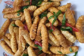 Từ nguyên liệu tưởng chừng “khó ăn” ấy, người dân quê sáng tạo ra đủ món hấp dẫn: tằm sắn rang lá chanh dậy mùi, tằm rang ba chỉ béo ngậy, tằm chiên giòn, tằm xào lá lốt hay đơn giản là luộc chấm mắm tỏi ớt cay nồng. Thậm chí, có gia đình còn giã tằm thành ruốc để ăn cùng cơm trắng. Ảnh sovaba.travel