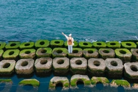  Bãi đá thấp biển Hải Dương điểm check-in hoang sơ hút giới trẻ xứ Huế