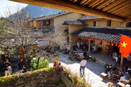 Lô Lô Chải đông như hội, du khách xếp hàng 'săn' góc sống ảo