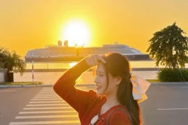 Du khách đổ về Hạ Long 'săn' ảnh phong cách Hong Kong