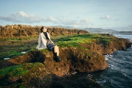 Vẻ đẹp của Hòn Đỏ không nằm ở sự hào nhoáng, mà ở nét nguyên sơ và những khoảnh khắc giao hòa giữa đá, rêu, biển và ánh sáng. Với những ai đang tìm kiếm một điểm đến yên bình, khác lạ, nơi đây là lựa chọn đáng cân nhắc trong hành trình khám phá miền duyên hải. Ảnh Lương Phong