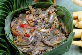 Mok Huak là món ăn có phần “kinh dị” nhất trong danh sách này. Thành phần chính là nòng nọc – nguyên liệu chỉ có vào mùa mưa. Người Thái đem nòng nọc hấp hoặc nướng cùng sả, ớt, rau thơm, rồi gói trong lá chuối. Ảnh centarahotelsresorts