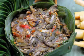 Mok Huak là món ăn có phần “kinh dị” nhất trong danh sách này. Thành phần chính là nòng nọc – nguyên liệu chỉ có vào mùa mưa. Người Thái đem nòng nọc hấp hoặc nướng cùng sả, ớt, rau thơm, rồi gói trong lá chuối. Ảnh centarahotelsresorts