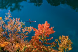 Đông về, ghé hồ Bản Viết ngắm mùa lá đổi màu