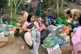 Gia đình Hà Nội mang cả “quán tạp hóa” đi Hạ Long nghỉ dưỡng