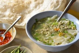 Việc cào don tưởng đơn giản nhưng thực ra khá vất vả, người dân phải ngâm mình dưới dòng nước mát, cào từng con nhỏ xíu vùi sâu dưới lớp cát mịn để thu hoạch số lượng lớn.