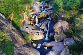 Khánh Hòa vốn nổi tiếng với biển xanh và nắng vàng, nhưng Hồ Vô Cực lại mang đến một diện mạo khác – hoang sơ, bí ẩn và đầy thử thách. Ảnh Tố Đen