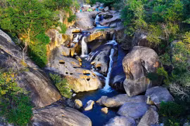 Khánh Hòa vốn nổi tiếng với biển xanh và nắng vàng, nhưng Hồ Vô Cực lại mang đến một diện mạo khác – hoang sơ, bí ẩn và đầy thử thách. Ảnh Tố Đen