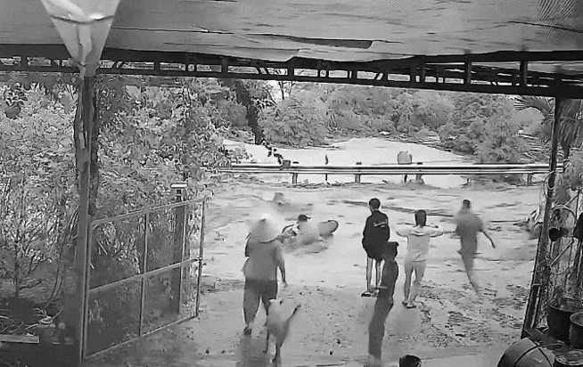 Khoảnh khắc sạt lở như thác, người dân bỏ xe máy tháo chạy