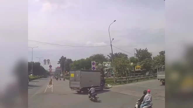 Cố vượt xe tải đang rẽ, cô gái bị đâm ngã trên đường