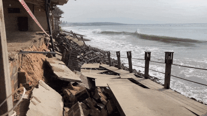 Sóng mạnh đánh vỡ kè Hàm Tiến, người dân phải di dời