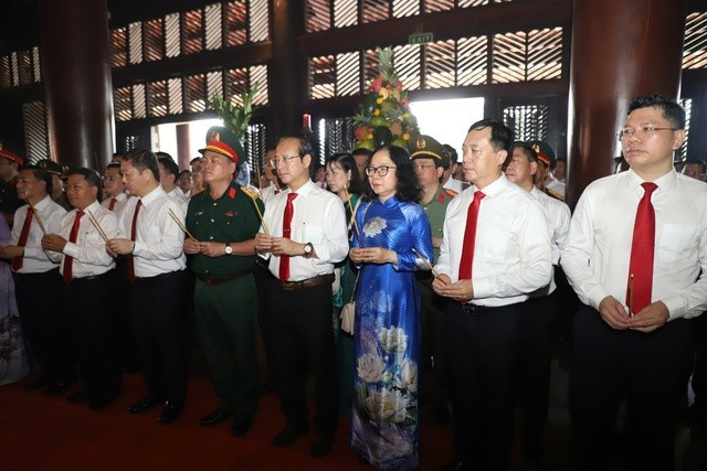 Các đại biểu dâng hương tưởng nhớ công đức Đức Lễ Thành Hầu Nguyễn Hữu Cảnh - Ảnh: VGP/Vũ Phong Các đại biểu dâng hương tưởng nhớ công đức Đức Lễ Thành Hầu Nguyễn Hữu Cảnh - Ảnh: VGP/Vũ Phong