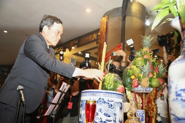 Bí thư Thành ủy Trần Lưu Quang dâng hương tưởng nhớ tổ tiên, ghi tạc công đức to lớn của các Vua Hùng - Ảnh: VGP/Vũ Phong Bí thư Thành ủy Trần Lưu Quang dâng hương tưởng nhớ tổ tiên, ghi tạc công đức to lớn của các Vua Hùng - Ảnh: VGP/Vũ Phong