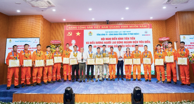 Ông Nguyễn Thanh Trùng Dương - Phó Tổng Giám đốc Tổng Công ty và Ông Trần Lê Trung Hiếu - Phó Chủ tịch Công đoàn Tổng Công ty trao khen thưởng cho An toàn vệ sinh viên giỏi, tiêu biểu Tổng Công ty năm 2025. screen-shot-2025-06-04-at-112856.png