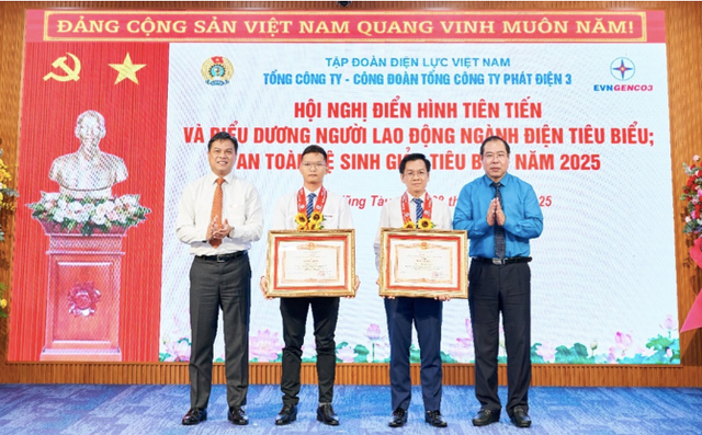 Đồng chí Đỗ Đức Hùng - Ủy viên Ban Chấp hành Tổng Liên đoàn, Chủ tịch Công đoàn Điện lực Việt Nam và Đồng chí Đinh Quốc Lâm – Bí thư Đảng ủy, Chủ tịch HĐQT TCT Phát điện 3 trao Bằng khen và tặng hoa chúc mừng đại diện tập thể và cá nhân được nhận Bằng khen của Thủ tướng Chính phủ screen-shot-2025-06-04-at-112801.png