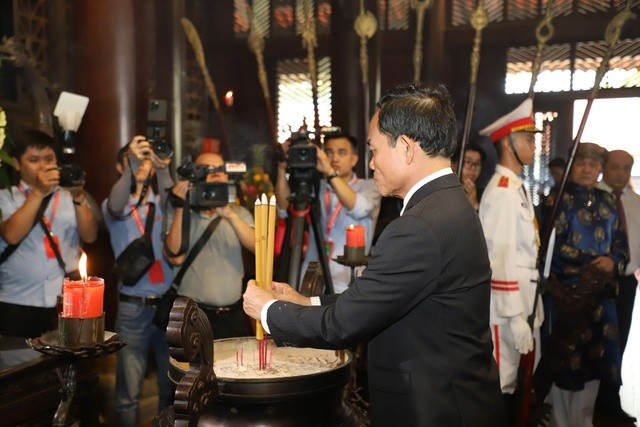 Bí thư Thành ủy Trần Lưu Quang dâng hương bày tỏ lòng biết ơn và ghi nhận công đức đối với Đức Lễ Thành Hầu Nguyễn Hữu Cảnh - Ảnh: VGP/Vũ Phong Bí thư Thành ủy Trần Lưu Quang dâng hương bày tỏ lòng biết ơn và ghi nhận công đức đối với Đức Lễ Thành Hầu Nguyễn Hữu Cảnh - Ảnh: VGP/Vũ Phong