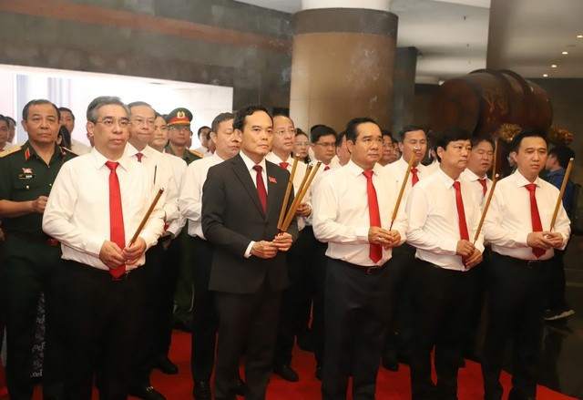Các đại biểu dâng hương tưởng nhớ công đức các Vua Hùng - Ảnh: VGP/Vũ Phong Các đại biểu dâng hương tưởng nhớ công đức các Vua Hùng - Ảnh: VGP/Vũ Phong