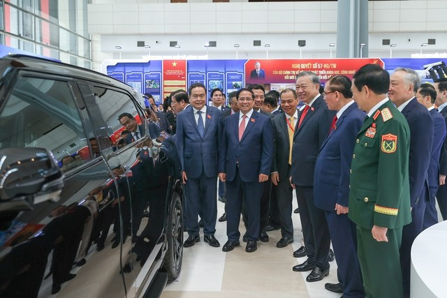 Tổng Bí thư Tô Lâm, các đồng chí lãnh đạo, nguyên lãnh đạo Đảng, Nhà nước tham quan các triển lãm tại Đại hội - Ảnh: VGP/Nhật Bắc Tổng Bí thư Tô Lâm, các đồng chí lãnh đạo, nguyên lãnh đạo Đảng, Nhà nước tham quan các triển lãm tại Đại hội - Ảnh: VGP/Nhật Bắc