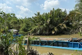 Phát hiện 2 phương tiện vận chuyển cát trái phép ở Vĩnh Long