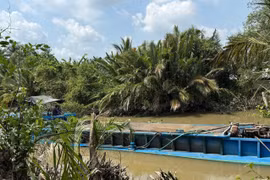 Phát hiện 2 phương tiện vận chuyển cát trái phép ở Vĩnh Long