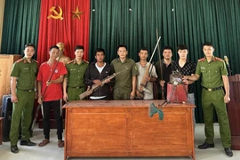 Người dân Quảng Trị tự nguyện giao nộp 4 khẩu súng