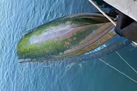 Phát hiện chiếc thuyền có chữ nước ngoài trôi dạt vào đặc khu Cồn Cỏ