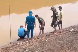 Thi thể nam giới bị trói 2 tay mắc vào lưới đánh cá ở Bình Phước