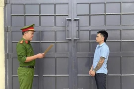 Mất 18 chỉ vàng, 20 chỉ bạc do tin tưởng 'bạn tù'