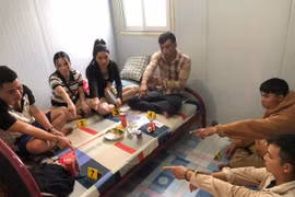 Bắt quả tang 6 nam thanh nữ tú 'đập đá' ở nhà riêng