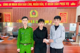 Nhặt được điện thoại, nam sinh ở Hà Tĩnh tìm người trả lại