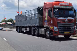 Xe máy va chạm xe đầu kéo trên quốc lộ 1A, 2 người thương vong